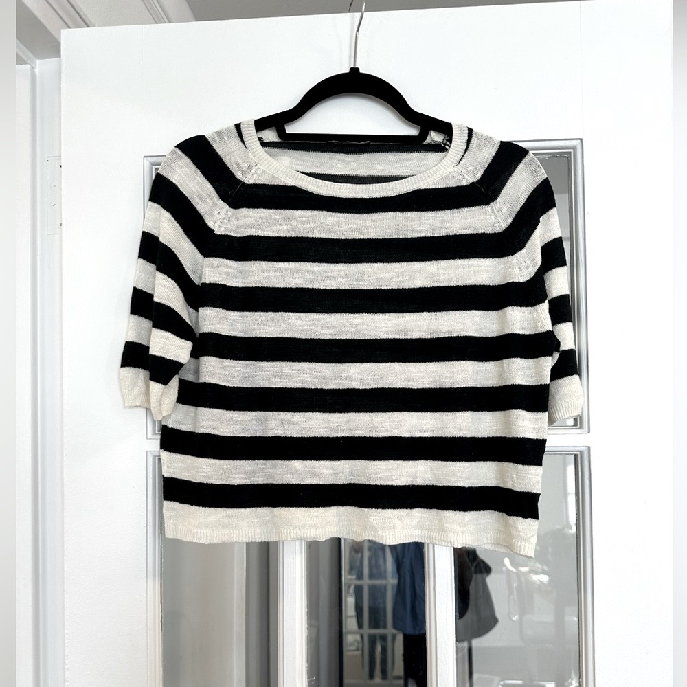 Short Sleeve Cropped Sweater. Black and White Striped.